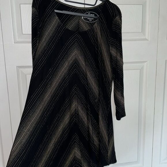 Soma Dark black & gold metallic  Chevron 3/4 Sleeve sharkbite  Top - Picture 1 of 8